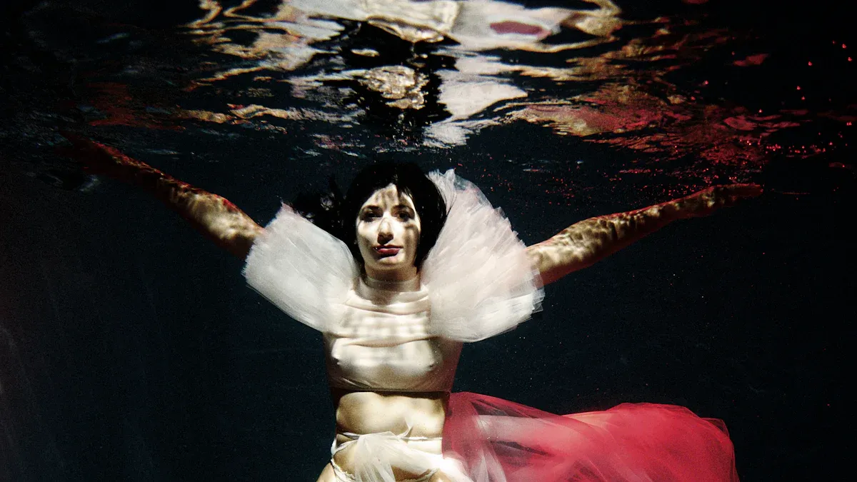 Trajes de baño notables con texturas y mallas innovadoras