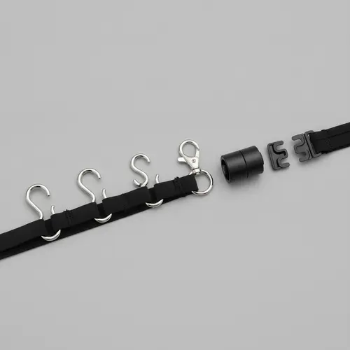 ビキニのバックバンドに付いたGフック、Sフック、バレルクロージャーなどの水着のバック留め具とフック。